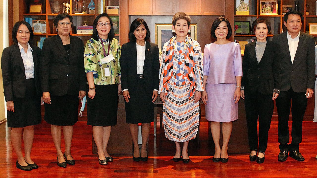 ประชุม คุณหญิงณัฐิกา วัธนเวคิน อังอุบลกุล ประธานสหพันธ์สมาคมสตรีนักธุรกิจและวิชาชีพแห่งประเทศไทย ประชุมเพื่อเตรียมจัดงานลงนาม MOU โครงการรณรงค์สร้างวินัยทางการเงิน โดยมี จินตนา จันทร์บำรุง และ พรรณวดี ลดาวัลย์ ณ อยุธยา มาร่วมประชุมด้วย ที่อาคารเกียรตินาคิน วันก่อน.