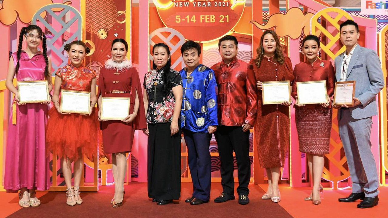 ตรุษจีนมาแล้ว ศรีนวล ลัภกิตโร และ สุนันท์ สะอาด เปิดงาน “Chinese New Year 2021” ฉลองต้อนรับเทศกาลตรุษจีน จัดถึง 14 ก.พ. โดยมี กุลชญา วรพิรางกูร, นภาดา ธีระชิตกุล และ ฐนิตา ภักดิ์แจ่มใส มาร่วมงานด้วย ที่ศูนย์การค้าแฟชั่นไอส์แลนด์ ถนนรามอินทรา วันก่อน.