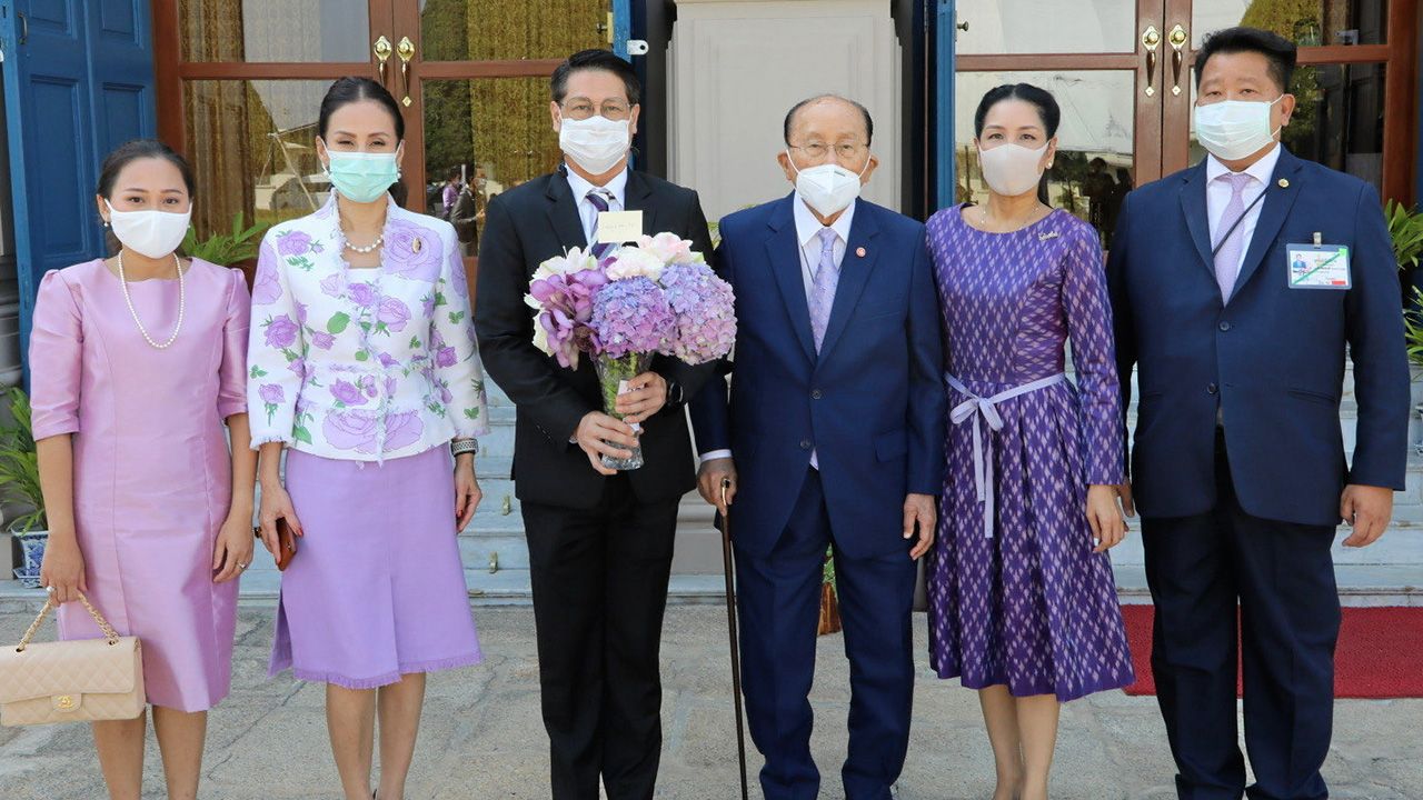 ถวายพระพร พารณ อิศรเสนา ณ อยุธยา และ พิพัฒพงศ์ อิศรเสนา ณ อยุธยา ลงนามถวายพระพร สมเด็จพระกนิษฐาธิราชเจ้า กรมสมเด็จพระเทพรัตนราชสุดาฯ สยามบรมราชกุมารี ขอให้ ทรงมีพระพลานามัยแข็งแรงสมบูรณ์หายจากพระอาการประชวร ที่ศาลาสหทัยสมาคม วันก่อน.