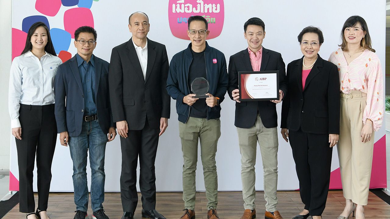 สุดยอด สาระ ล่ำซำ กก.ผจก.บ.เมืองไทยประกันชีวิต ได้รับรางวัล Winner of ASEAN Enterprise Innovation Award, Thailand 2020 จาก AIBP โดยมี ดร.สุธี โมกขะเวส, พิตราภรณ์ บุณยรัตพันธุ์ และ นริศ อจละนันท์ มาร่วมปลื้มด้วย ที่เมืองไทยประกันชีวิต สนญ. วันก่อน.