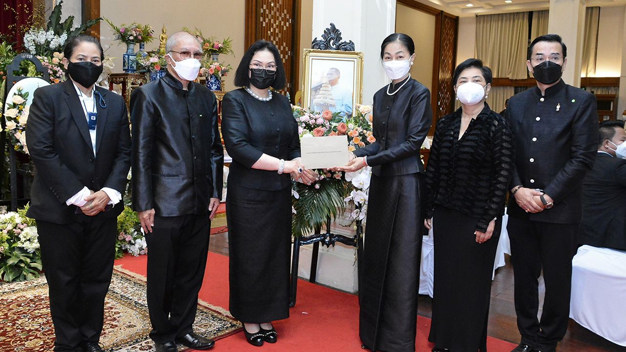 สู่สุคติ - คุณหญิงปัทมา ลีสวัสดิ์ตระกูล เป็นประธานในพิธีสวดพระอภิธรรมศพ กรีพงศ์ เทียมเศวต (สรพงศ์ ชาตรี) โดยมี หม่อมกมลา ยุคล ณ อยุธยา, ปรารพ เหล่าวานิช, จิระวดี อิศรางกูร ณ อยุธยา และ เมทนี บุรณศิริ มาร่วมในพิธีด้วย ที่วัดเทพศิรินทราวาส วันก่อน.