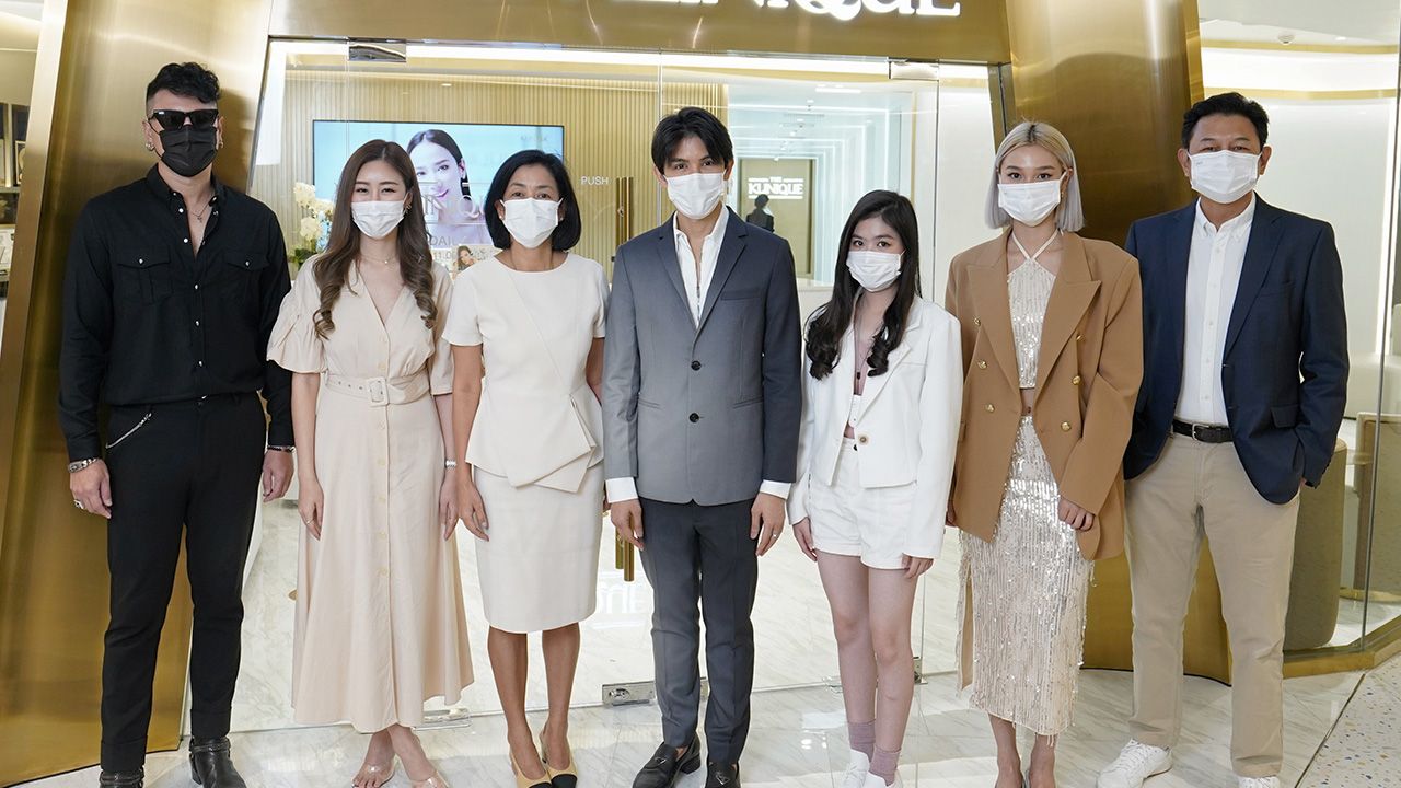 ผิวสวยได้ - นพ.อภิรุจ ทองวัฒน์ จัดงานเปิด “THE KLINIQUE” พร้อมแนะนำ PICO Clear Enlighten FX นวัตกรรมเครื่องเลเซอร์เปลี่ยนผิวระดับโลกรุ่นล่าสุด โดยมี มยุรี ชัยพรหมประสิทธิ์, พิมพาภรณ์ เสริมพณิชกิจ และ โดม–ปกรณ์ ลัม มาร่วมงานด้วย ที่สยามพารากอน วันก่อน.