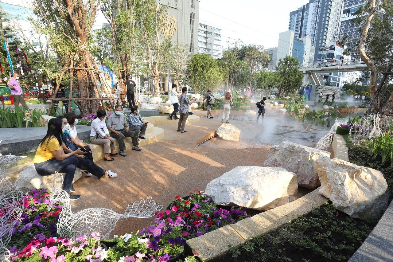 สวนสาธารณะคลองช่องนนทรีที่สร้างขึ้นบนกลางถนนสุรวงศ์และถนนสาทร ด้วยงบประมาณ 80 ล้านบาท