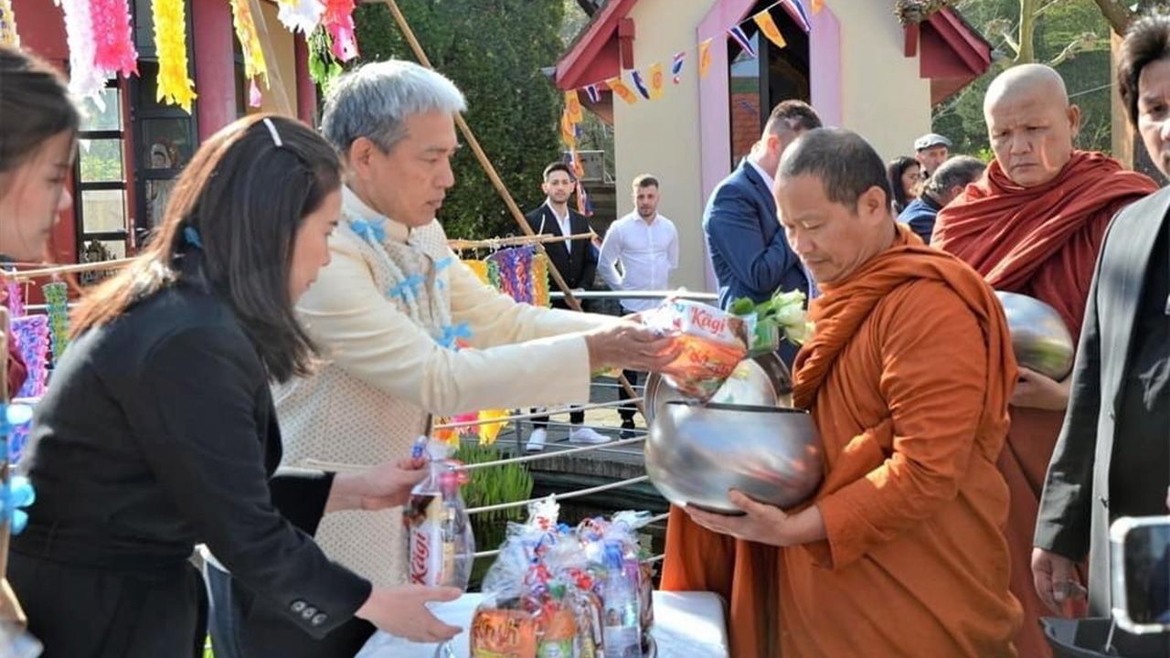 รดน้ำขอพร พระครูกิตติธรรมวิเทศ รก.เจ้าอาวาสวัดศรีนครินทรวนาราม เกรทเซนบาค รัฐโซโลทูร์น สวิตเซอร์แลนด์ นำคณะสงฆ์รับบิณฑบาตวันสงกรานต์ มี จิตติพัฒน์ ทองประเสริฐ ออท. ณ กรุงเบิร์น ไปเป็นประธาน.