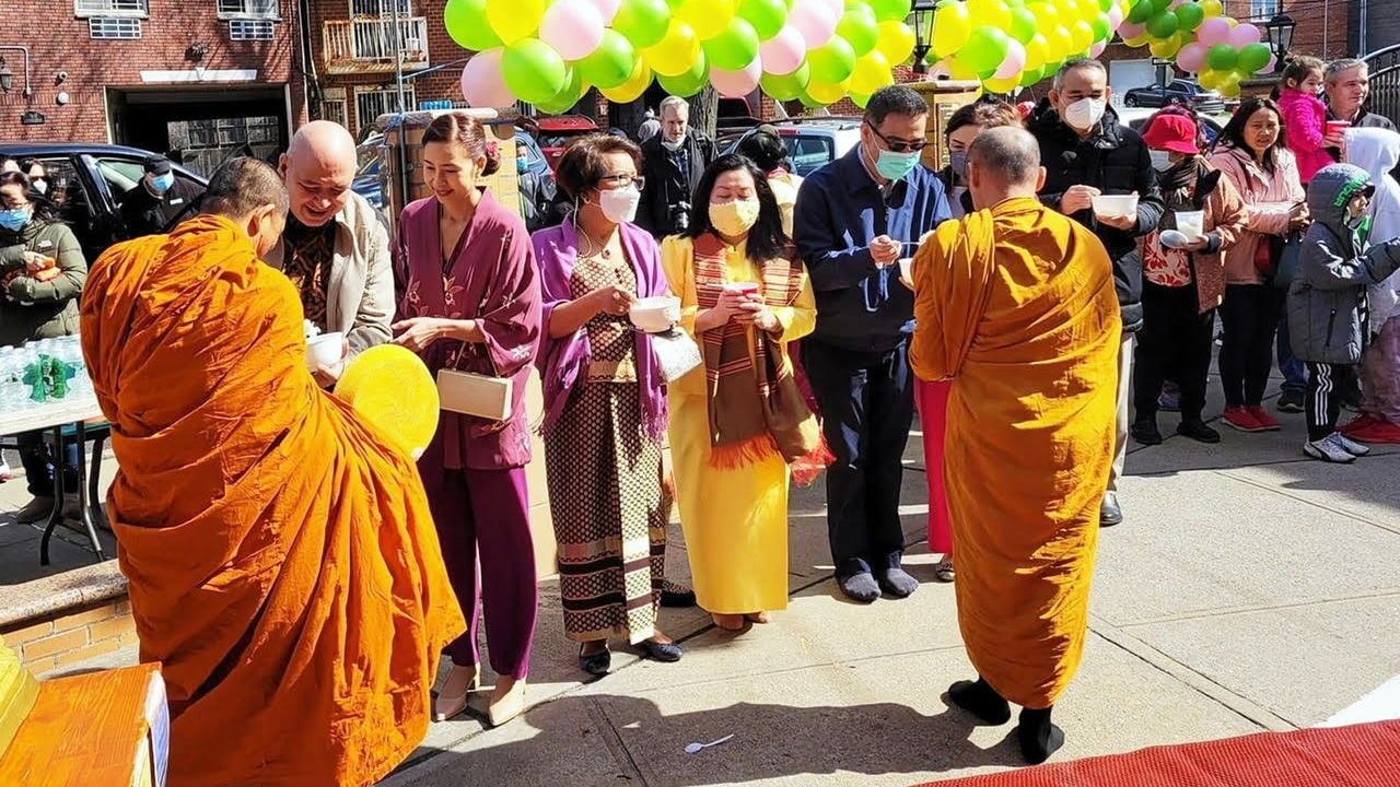 ทำบุญสงกรานต์ ฟาบิโอ จินดา กสญ. ณ นครนิวยอร์ก สหรัฐฯ และ มณีวรงค์ ภริยา และ จีระพร จีระนันทกิจ รอง กสญ. นำ ขรก.ร่วมทำบุญตักบาตรเนื่องในวันสกรานต์ ที่วัดพุทธไทยถาวรวนาราม เมืองควีนส์ รัฐนิวยอร์ก.