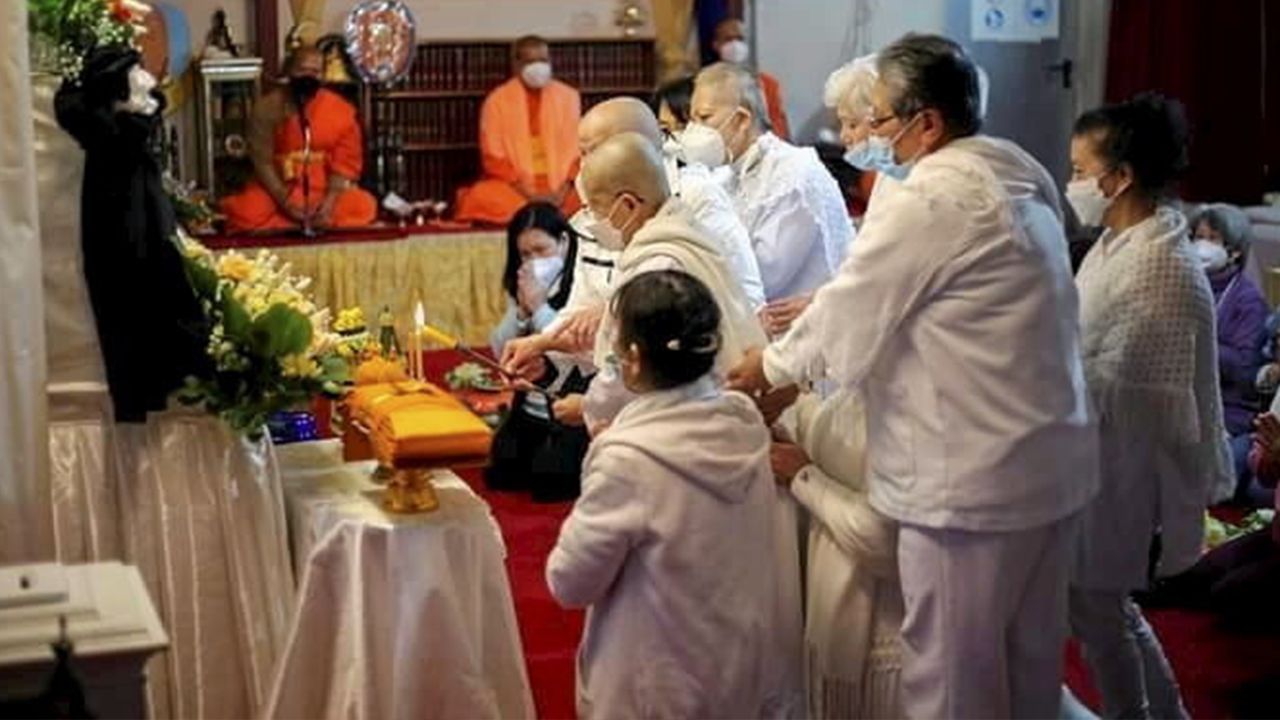 บำเพ็ญกุศล  -  วัดพุทธวิหาร กรุงเบอร์ลิน ประเทศเยอรมนี จัดพิธี สวดพระอภิธรรมบำเพ็ญกุศลถวายแด่ สมเด็จพระรัชมังคลาจารย์ มีพุทธศาสนิกชนชาวไทยไปร่วมพิธีด้วย เมื่อวันก่อน.