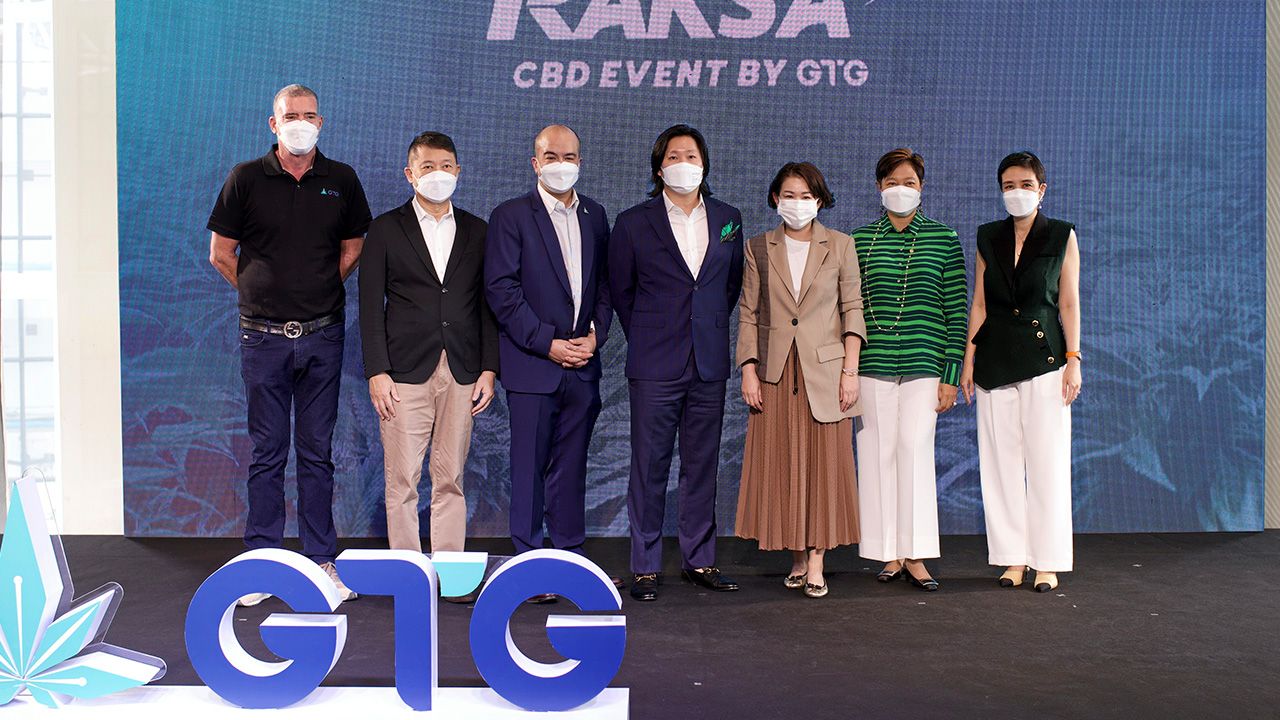 รักษา - เอกภัทร พรประภา และ กฤษณ์ ธีรเกาศัลย์ เปิดตัว “CBD Everyday Balm” บาล์มอเนกประสงค์จากกัญชงสายพันธุ์ไทยภายใต้ชื่อ “รักษา” โดยมี อรธิรา ภาคสุวรรณ์, ไพพรรณ หลัก แหลม, ภัทรมน วรรณพานิช, ชัชวาลย์ เจียรวนนท์ มาร่วมงานด้วย ที่ดิ เอ็มควอเทียร์ วันก่อน.