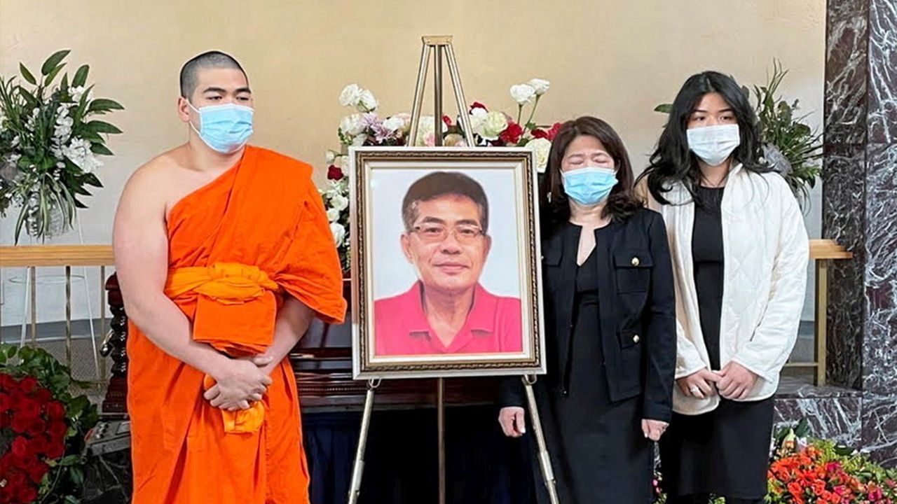 อาลัย อัจฉรา ช่างโทรเลข และครอบครัว จัดทำบุญและสวดพระอภิธรรมให้แก่สามี ชาติชาย ช่างโทรเลข ซึ่งเสียชีวิต โดยมีญาติมิตรไปร่วมอาลัยพร้อมหน้า ที่ Leigh Ann Paolicelli Funeral home นิวยอร์ก สหรัฐฯ.