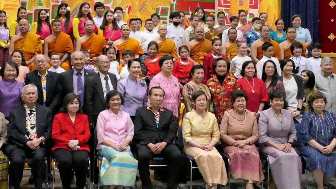 สืบสานประเพณี มนัสวี ศรีโสดาพล ออท. ณ กรุงวอชิงตัน ดีซี สหรัฐฯ และ พิษณุ โสภณ กสญ. ณ นครชิคาโก พร้อม ขรก.ทีมประเทศไทย ไปร่วมงานทำบุญเทศกาลสงกรานต์ ที่วัดธัมมาราม นครชิคาโก รัฐอิลลินอยส์.