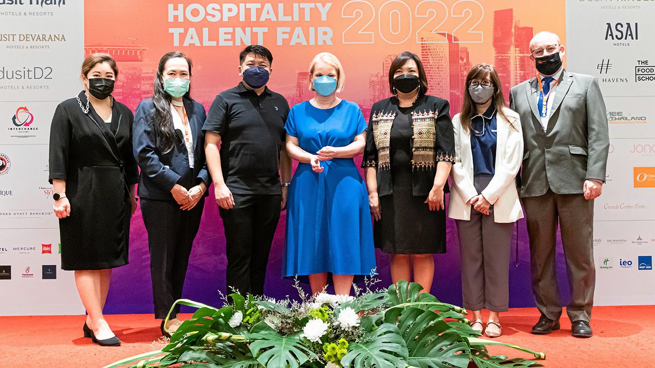 หาคนเก่ง - ฟราวเกอะ เกอร์เบนส์ อธิการบดีวิทยาลัยดุสิตธานี จัดงาน “Hospitality Talent Fair 2022” เพื่อเปิดโอกาสให้ภาคธุรกิจได้เข้ามาคัดเลือกนักศีึกษาคุณภาพเข้าสู่ธุรกิจบริการ โดยมี ดร.ปวีณา ทาไซ และ ดร.ณัฐสินี ชินธนภูมิไพศาล มาร่วมงานด้วย ที่วิทยาลัยดุสิตธานี วันก่อน.