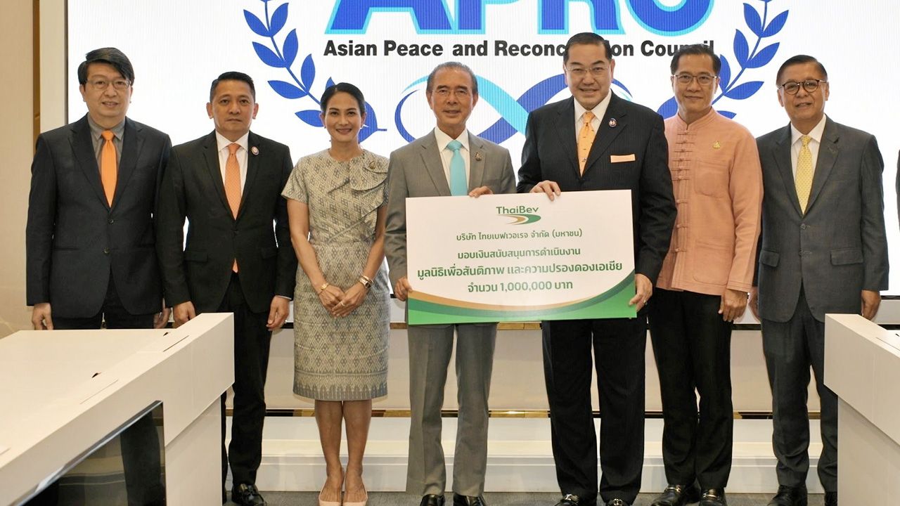 เพื่อปรองดอง - พลภัทร สุวรรณศร จากไทยเบฟเวอเรจ มอบเงินจำนวน 1,000,000 บาท ให้ ศ.ดร.สุรเกียรติ์ เสถียรไทย เพื่อสนับสนุนการดำเนินงานมูลนิธิเพื่อสันติภาพและความปรองดองเอเชีย โดยมี สีหศักดิ์ พวงเกตุแก้ว มาร่วมในพิธีด้วย ที่มูลนิธิอาสาเพื่อนพึ่ง (ภาฯ) ยามยาก วันก่อน.