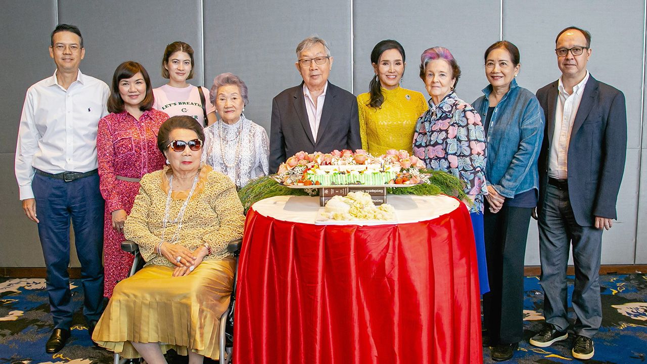 เบิร์ธเดย์ - สุทธิเกียรติ จิราธิวัฒน์ จัดงานเลี้ยงฉลองวันเกิดให้ คุณหญิงสุจิตรา จิราธิวัฒน์ มงคลกิติ โดยมี มุกดา จิราธิวัฒน์ เอื้อวัฒนะสกุล, สุวิมล จิราธิวัฒน์, อาภัสรา หงสกุล, แมรี่ จิราธิวัฒน์ และ ธีระเดช จิราธิวัฒน์ มาร่วมงานด้วย ที่ รร.เซ็นทาราแกรนด์ เซ็นทรัลเวิลด์ วันก่อน.