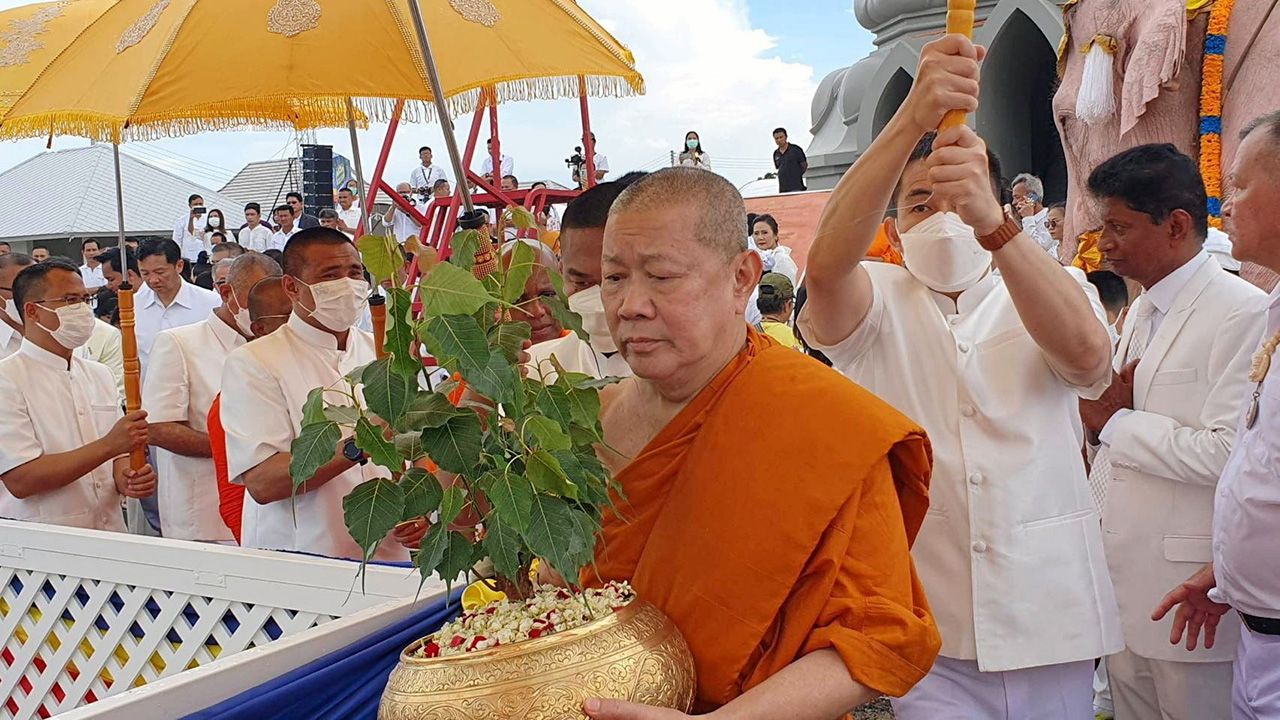 สมเด็จพระมหารัชมงคลมุนี (ธงชัย ธมฺมธโช) ผู้ช่วยเจ้าอาวาส วัดไตรมิตรฯ กรรมการมหาเถรสมาคม เจ้าคณะใหญ่หนกลาง อัญเชิญ “ต้นปรมัตถสิริหาโพธิ หน่อเนื้อพุทธางกูร” ปลูก ณ ลานธรรม หลวงพ่อทวด วัดแหลมแค.