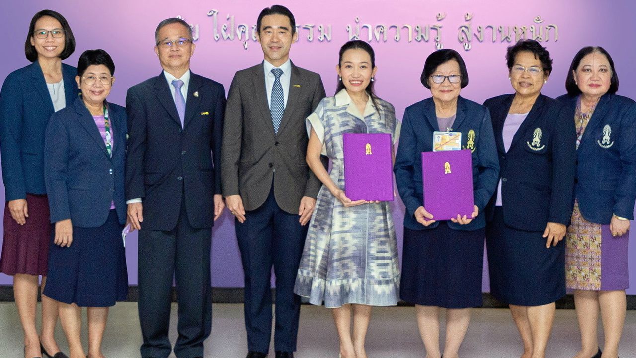 ฝึกจริง อัศวิน-ฐาปณี เตชะเจริญวิกุล และ รศ.ดร.คุณหญิงสุมณฑา พรหมบุญ ลงนามความร่วมมือเพื่อสนับสนุนการฝึกประสบการณ์วิชาชีพให้นักศึกษาสถาบันเทคโนโลยีจิตรลดา โดยมี ผศ.ดร.สันทนีย์ ผาสุข และ ธีระ วีรธรรมสาธิต มาร่วมในพิธีด้วย ที่สถาบันเทคโนโลยีจิตรลดา วันก่อน.