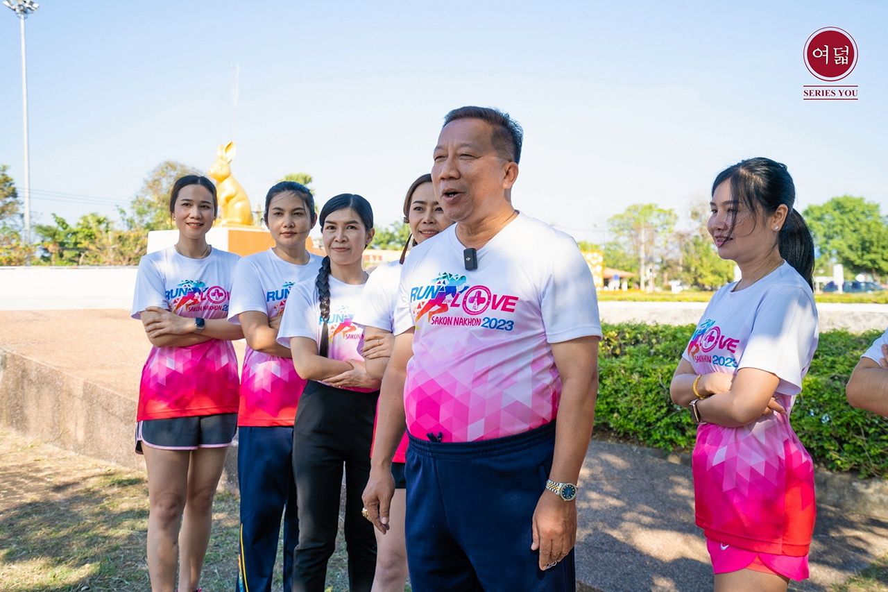 ดร.ชูพงษ์ คำจวง นายก อบจ.สกลนคร เชิญชวนเต็มที่ ตั้งเป้าทุนรับบริจาค 50 ล้านบาท เพื่อนำไปจัดการระบบปฐมภูมิของ จ.สกลนคร เพื่อให้ประชาชนเข้ารับบริการ รพ.สต. มีมาตรฐานด้วยเทคโนโลยีที่ทันสมัย คาดว่าจะมีนักวิ่งเข้าร่วม 2 หมื่นคน.