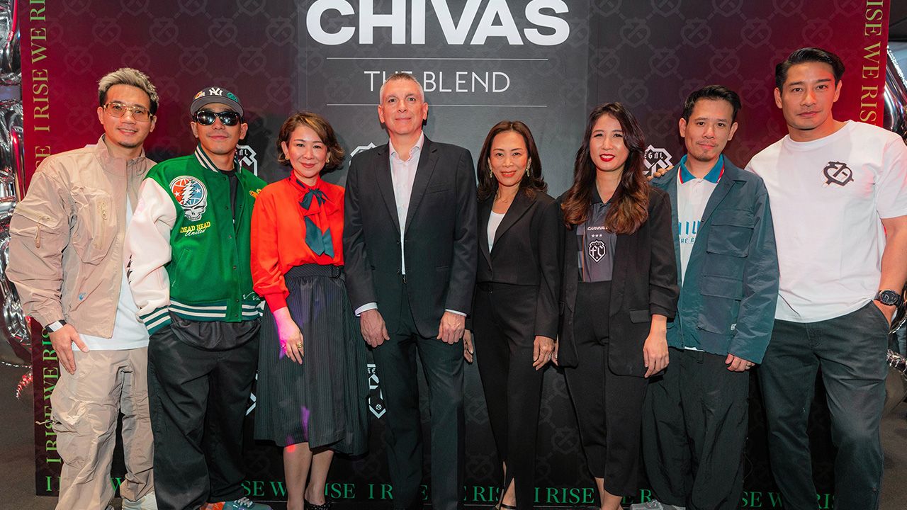 ชอบฟุตบอล จอห์น โอซุลลิแวน จัดงาน “Regal F.C. Year II presented by Chivas the Blend” รวบรวมคนรักฟุตบอลคัลเจอร์ พร้อมเกมตัดสินลุ้นบินไปเชียร์แมนยู โดยมี อรธิรา ภาคสุวรรณ, สุธาวดี ศิริธนชัย และ ทัศนาพร โตธนะเกษม มาร่วมงานด้วย ที่เอ็มควอเทียร์ วันก่อน.