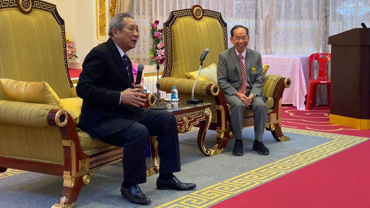 นายพินิจ จารุสมบัติ อดีตรองนายกรัฐมนตรี และประธานสภาวัฒนธรรมไทย-จีน และส่งเสริมความสัมพันธ์  (ซ้าย) ร่วมพูดคุยกับ นายชิม ชินวิริยกุล นายกสมาคมแต้จิ๋วแห่งประเทศไทย (ขวา) พร้อมผู้บริหารสมาคมฯ และผู้บริหารไทยรัฐ กรุ๊ป