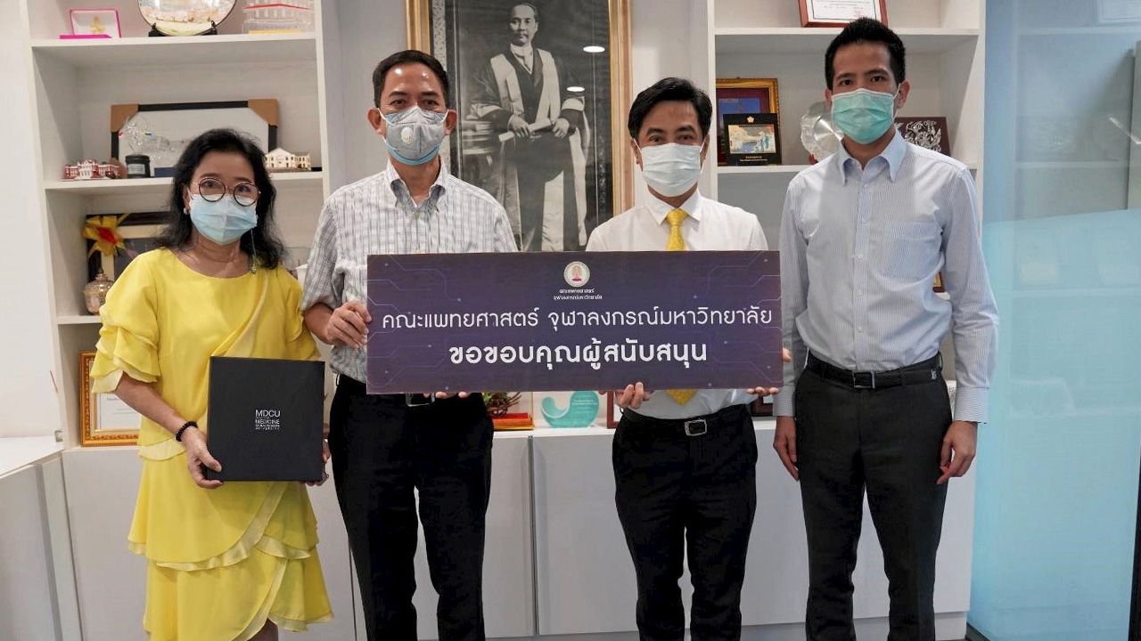 สมทบทุน ศ.นพ.สุทธิพงศ์ วัชรสินธุ รับมอบเงินจำนวน 200,000 บาท จาก เพาวพรรณ พานิชชีวะ, กงกฤช หิรัญกิจ และ ณธนวัง ศรีนันทพันธ เพื่อสมทบทุนแก่นิสิตแพทย์จุฬาได้ผลกระทบจากสถานการณ์โควิด ที่อาคารอานันทมหิดล คณะแพทยศาสตร์ จุฬาลงกรณ์มหาวิทยาลัย วันก่อน.