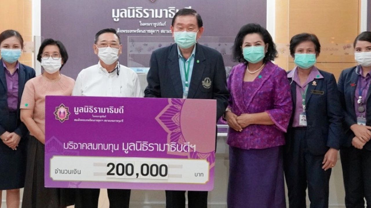 บริจาค สุรเดช เอกปัญญาสกุล และ ชุตินันท์ สนั่นเสียง มอบเงินบริจาคจำนวน 200,000 บาท เพื่อสมทบทุนมูลนิธิรามาธิบดี ซื้ออุปกรณ์เครื่องมือแพทย์โครงการสถาบันการแพทย์จักรีนฤบดินทร์ โดยมี ศ.นพ.พรชัย สิมะโรจน์ เป็นผู้รับมอบ ที่อาคารสมเด็จพระเทพรัตน์ มูลนิธิรามาธิบดี วันก่อน.