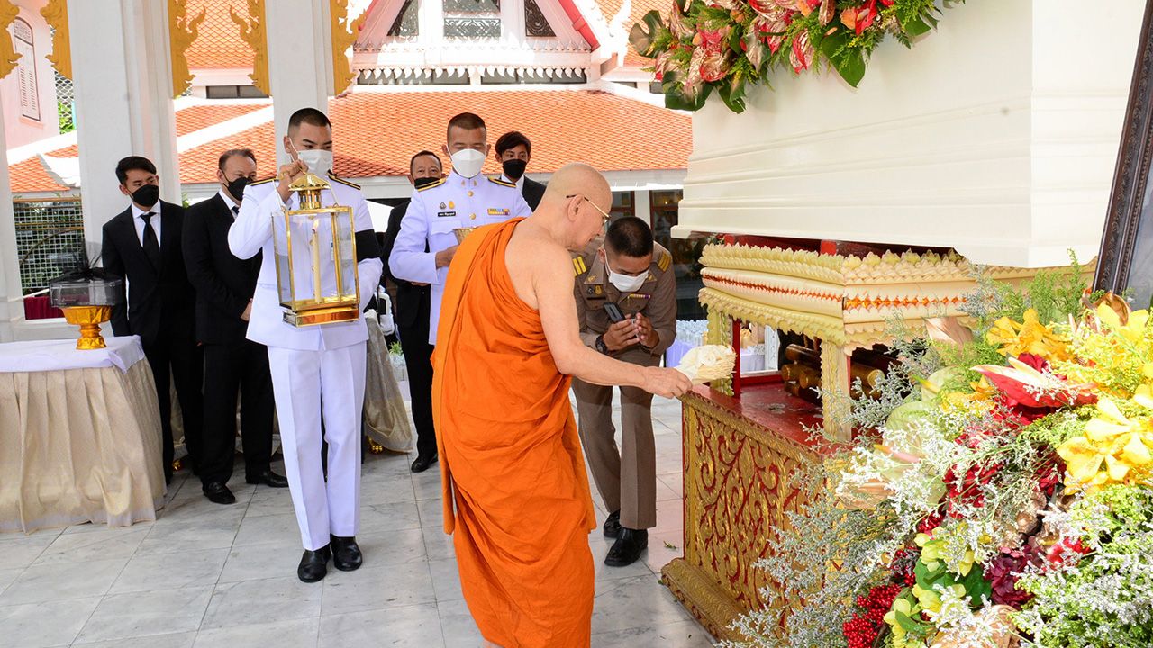 ปลายทางชีวิต พระเทพปัญญากวี ผู้ช่วยเจ้าอาวาสวัดมกุฏกษัตริยาราม เป็นประธานในพิธีพระราช ทานเพลิงศพ ประภา ศีตวรรัตน์ มารดาของ กนกพร ศีตวรรัตน์, เอกฉัตร ศีตวรรัตน์ และ ณัฐพงศ์ ศีตวรรัตน์ ท่ามกลางญาติมิตรผู้รู้จักคุ้นเคยมาร่วมในพิธีด้วย ที่วัดมกุฏกษัตริยาราม วันก่อน.