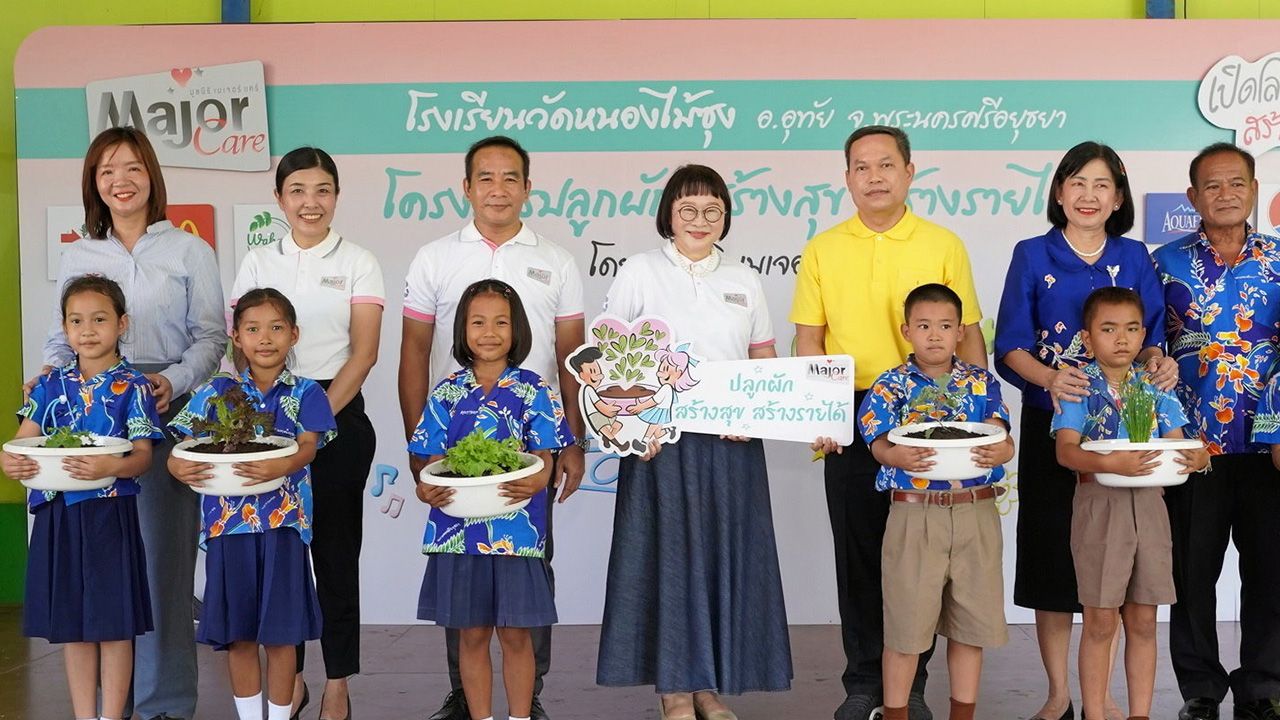 ปลูกผัก - อรุโณชา ภาณุพันธุ์ ส่งมอบ “โครงการปลูกผัก สร้างสุข สร้างรายได้” ให้ ปกรณ์เกียรติ กาฬษร เพื่อเปลี่ยนพื้นที่ว่างให้เป็นแหล่งเรียนรู้ ส่งเสริมให้นักเรียนเรียนรู้การปลูกผักปลอดสารพิษ โดยมี ดร.กัลยา มาลัย มาร่วมในพิธีด้วย ที่ ร.ร.วัดหนองไม้ซุง อ.อุทัย จ.พระนครศรีอยุธยา วันก่อน.