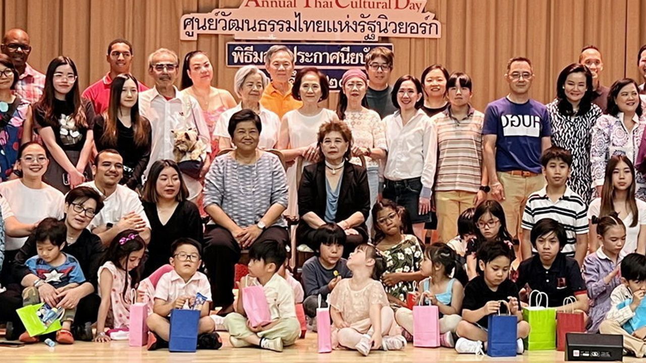 สำเร็จอีกรุ่น - สุจิตรา ปาลีวงศ์ ประธานศูนย์วัฒนธรรมไทยแห่งรัฐนิวยอร์ก สหรัฐฯ เชิญ สมใจ ตะเภาพงษ์ กสญ. ณ นครนิวยอร์กเป็นประธานมอบประกาศนียบัตรแก่ นักเรียนของศูนย์ฯ ประจำปีการศึกษา 2567 ที่ศูนย์ฯ.