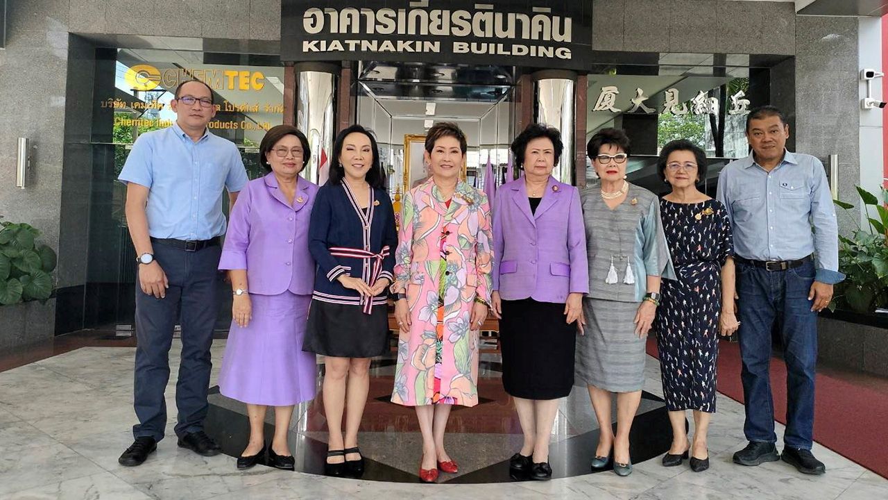 เตรียมงาน - คุณหญิงณัฐิกา วัธนเวคิน อังอุบลกุล จัดประชุมคณะกรรมการสภาองค์การพัฒนาเด็กและเยาวชน เพื่อเตรียมการจัดงาน “สอ.ดย. เฉลิมพระเกียรติฯ 72 พรรษา” โดยมี รุจิตร สุธนะเสรีพร และ ระรินทิพย์ ศิโรรัตน์ มาร่วมประชุมด้วย ที่อาคารเกียรตินาคิน วันก่อน.