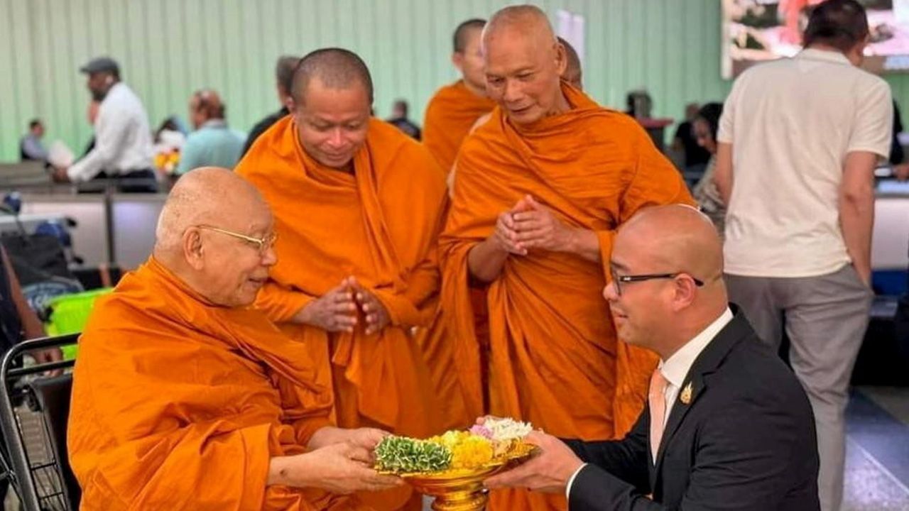 ต้อนรับ - สมเด็จพระมหาธีราจารย์ กก.มหาเถรสมาคม และประธาน สนง.กำกับพระธรรมทูตไปต่างประเทศ ไปร่วมการประชุมสมัชชาสงฆ์ไทยในสหรัฐฯ ต่อ ศรลัมพ์ กสญ. ณ นครลอสแอนเจลิส ไปต้อนรับ ที่สนามบิน LAX.