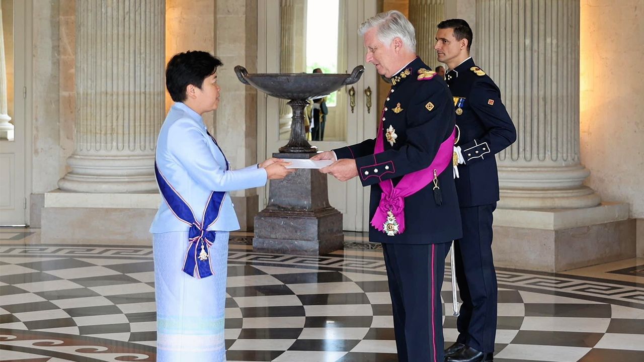 ถวายพระราชสาส์น - สมเด็จพระราชาธิบดีฟิลิปป์แห่งเบลเยียม พระราชทานวโรกาสให้ กาญจนา ภัทรโชค เข้าเฝ้าฯถวายพระราชสาส์นตราตั้งเป็นเอกอัครราชทูตวิสามัญผู้มีอำนาจเต็มแห่งราชอาณาจักรเบลเยียม.