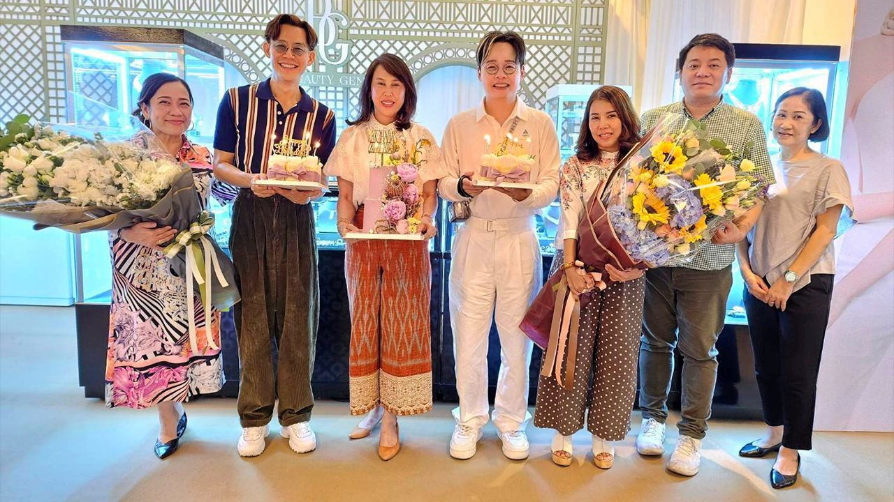 เบิร์ธเดย์-สุริยน ศรีอรทัยกุล กก.ผจก.บิวตี้เจมส์แฟคตอรี่ จัดงานเลี้ยงฉลองวันเกิดให้ รัชดานานา โดยมี วราวุธ เลาหพงศ์ชนะ, ชนิดา ปิ่นสุวรรณ, ณิดา พฤกษาธีระกุล, รุริยา แก้วปัญญา และ ณัฐวัฒน์ สุ่นเท็ก มาร่วมอวยพรด้วยความชื่นมื่น ที่บิวตี้เจมส์ เซ็นทรัล ชิดลม วันก่อน.