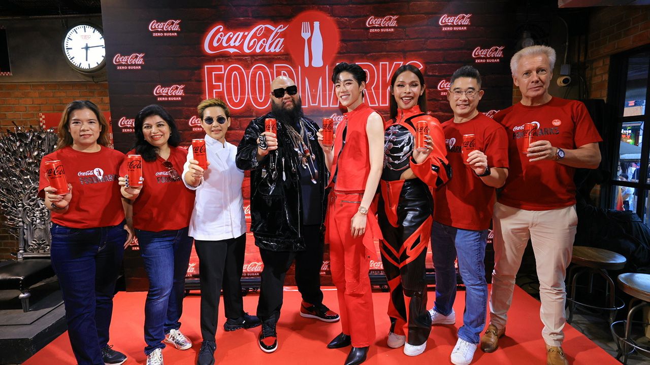 อิ่มอร่อย-วิกเตอร์ หว่อง พาผู้โชคดีในแคมเปญ “COKE Foodmarks” ร่วมสัมผัสร้านอร่อยย่านบรรทัดทอง โดยมี ม.ล.ขวัญทิพย์ เทวกุล, อริสา ภักดีเมฆานนท์, ริชา ซิงห์, ณัฐวุฒิ ศรีหมอก และ กฤษฏ์ อำนวยเดชกร มาร่วมชิมด้วย ที่ร้านสามย่าน-จุฬา 14 วันก่อน.