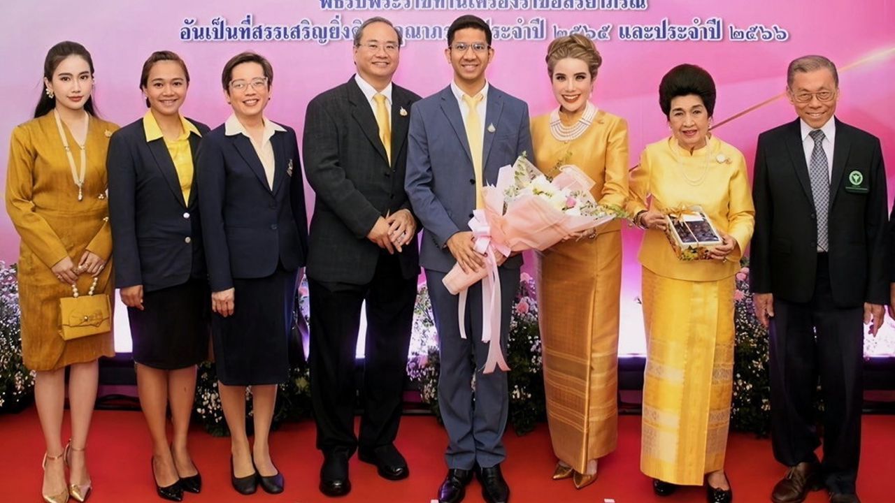 ภูมิใจ - คุณหญิงโรส บริบาลบุรีภัณฑ์, นพ.ปรีชา ศตวรรษธำรง, มานน เธียรประสิทธิ์ และ ประไพ ประดิษฐ์สุขถาวร มาร่วมแสดงความยินดีแก่ รมณีย์ เธียรประสิทธิ์ ในโอกาสได้รับพระราชทานเครื่องราชอิสริยาภรณ์ ดิเรกคุณาภรณ์ ประจำปี 2566 ที่กระทรวง พม. วันก่อน.