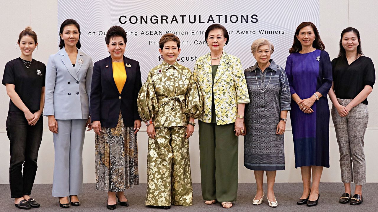 โปรดทราบ  -  คุณหญิงณัฐิกา วัธนเวคิน อังอุบลกุล, เกษสุดา ไรวา และ ม.ล.ปรียพรรณ ศรีธวัช แถลงผลการคัดเลือกผู้แทนประเทศไทยเข้ารับรางวัลผู้ประกอบการสตรีมีผลงานโดดเด่นแห่งอาเซียน ประจำปี 2567 โดยมี ภัทรา ศิลาอ่อน มาร่วมงานด้วย ที่ร้าน S&P สุขุมวิท 26 วันก่อน.