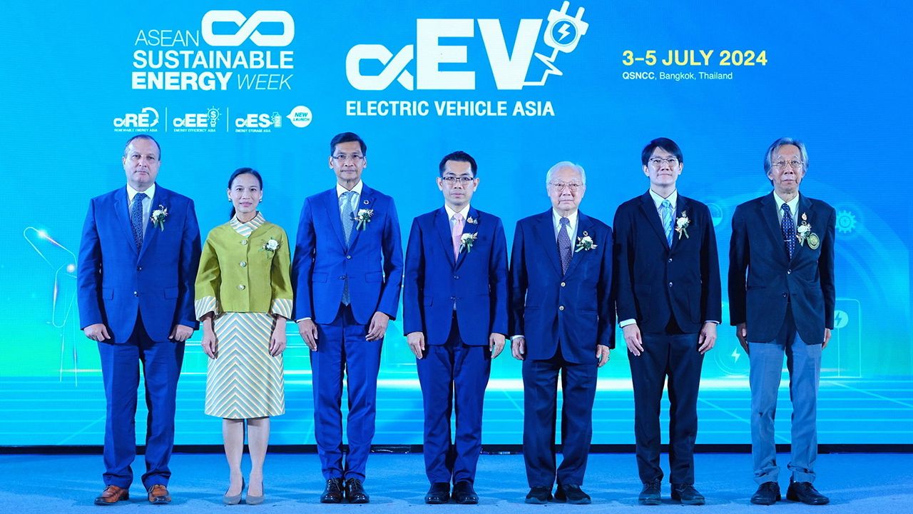 พลังงานทดแทน  -  มนู เลียวไพโรจน์ จัด “ASEAN Sustainable Energy Week 2024” งานแสดงเทคโนโลยีด้านพลังงานทดแทน การใช้พลังงานอย่างมีประสิทธิภาพ โดยมี ดร.สมภพ พัฒนอริยางกูล และ กฤษฎา อุตตโมทย์ มาร่วมงานด้วย ที่ศูนย์การประชุมแห่งชาติสิริกิติ์ วันก่อน.