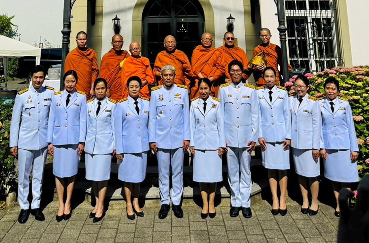 สิริมงคล - สมเด็จพระมหาธีราจารย์ กก.มหาเถรสมาคม และประธาน สนง.กำกับดูแลพระธรรมทูตไปต่างประเทศ และคณะสงฆ์ในสวิตเซอร์แลนด์ รับนิมนต์จาก จิตติพัฒน์ ทองประเสริฐ ออท.ณ กรุงเบิร์น ไปฉันเพลให้ศีลให้พร.