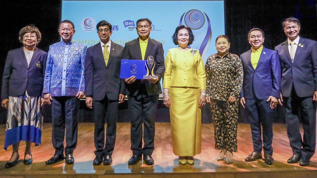 มีศีลธรรม - คุณหญิงปัทมา ลีสวัสดิ์ตระกูล และ รศ.นพ.สุริยเดว ทรีปาตี มอบรางวัล Moral Awards 2022 ให้ อดุลย์ ดาราธรรม โดยมี สนั่น อังอุบลกุล, ดร.ทวารัฐ สูตะบุตร และ ดร.ดนัย จันทร์เจ้าฉาย มาร่วมในพิธีด้วย ที่สถาบันอุทยานการเรียนรู้ TK Park วันก่อน.