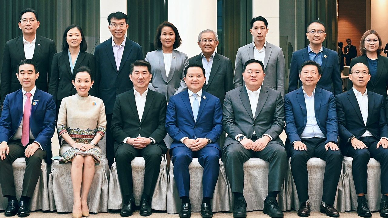 ซีอีโอ ฐาปน สิริวัฒนภักดี จัดประชุม Thailand Supply Chain Network Co-Founders’ CEO Roundtable ครั้งที่ 1 เพื่อหาแนวทางความร่วมมือพัฒนาธุรกิจ โดยมี ประสิทธิ์ บุญดวงประเสริฐ และ อัศวิน–ฐาปณี เตชะเจริญวิกุล มาร่วมประชุมด้วย ที่ศูนย์การประชุมแห่งชาติสิริกิติ์ วันก่อน.