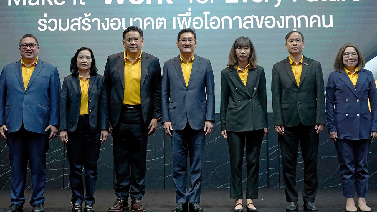 สร้างอนาคต - ภากร ปีตธวัชชัย แถลงข่าว “SET ก้าวสู่ปีที่ 50–ร่วมสร้างอนาคต เพื่อโอกาสของทุกคน” พร้อมพัฒนาตลาดทุนแบบดิจิทัล เพิ่มประสิทธิภาพการทำงานและการกำกับดูแล โดยมี แมนพงศ์ เสนาณรงค์ และ รินใจ ชาครพิพัฒน์ มาร่วมงานด้วย ที่ตลาดหลักทรัพย์ วันก่อน.