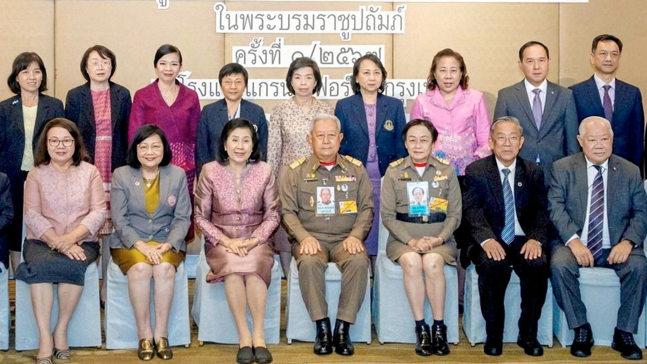 ประชุม พล.อ.สุรยุทธ์ จุลานนท์ ประธานองคมนตรี เป็นประธานการประชุมคณะกรรมการมูลนิธิรางวัลสมเด็จพระศรีนครินทราบรมราชชนนี โดยมี ศ.นพ.ไกรสิทธิ์ ตันติศิรินทร์, รศ.ดร.ทัศนา บุญทอง และ ดร.สุนทร อรุณานนท์ชัย มาร่วมประชุมด้วย ที่โรงแรมแกรนด์ ฟอร์จูน วันก่อน.