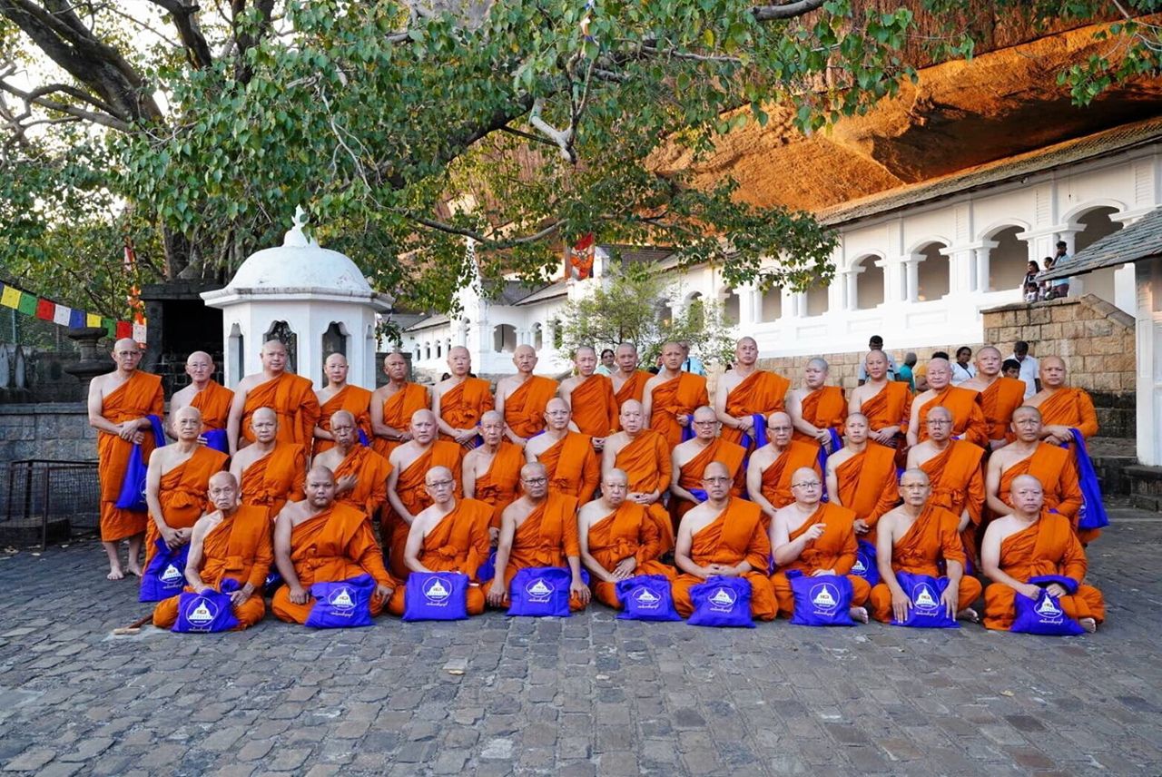 สมเด็จพระธีรญาณมุนี เจ้าอาวาสวัดเทพศิรินทราวาส นำพุทธศาสนิกชนจากประเทศไทย ไปบรรพชาอุปสมบทหมู่ ภายใต้โครงการ “สยามวงศ์รุ่น 1” จำนวน 47 รูป ที่โบสถ์กลางน้ำ วัดคงคาราม เมืองโคลัมโบ ประเทศศรีลังกา จากนั้นนำไปปฏิบัติใต้ต้นพระศรีมหาโพธิ์ ที่เมืองอนุราธปุระ.