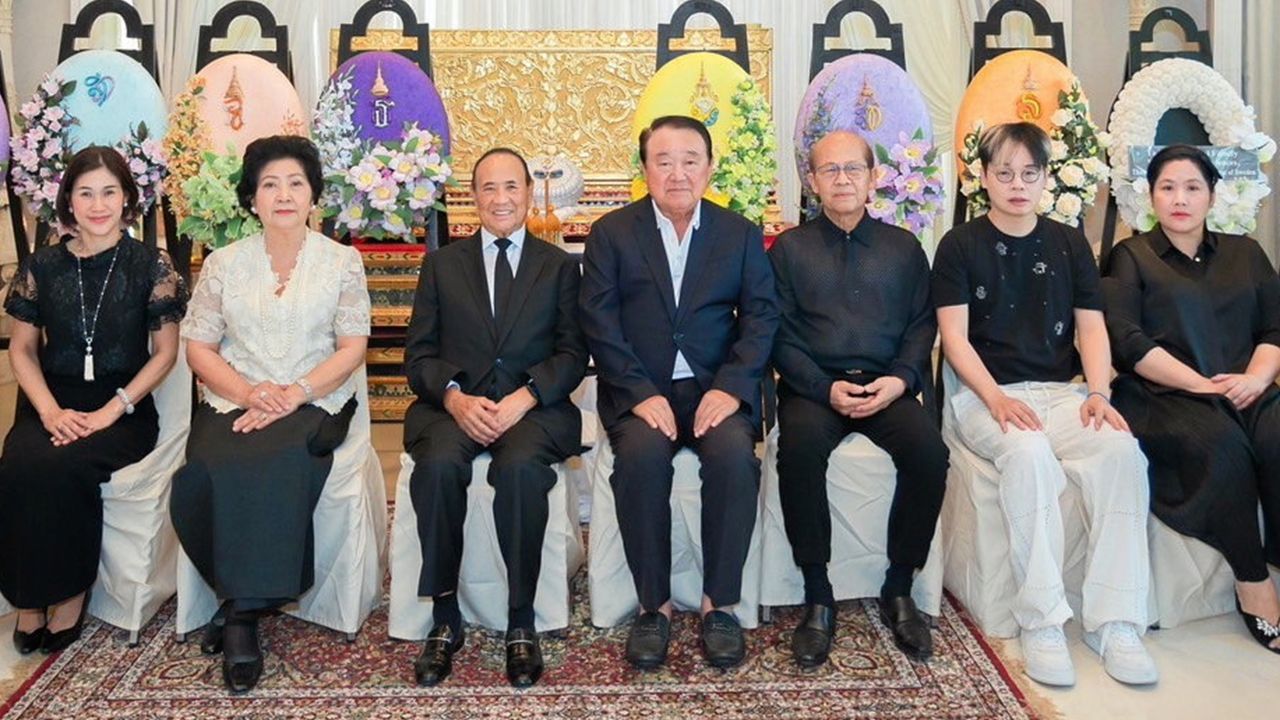 ทำบุญ - อาสา สารสิน เป็นประธานในพิธีทำบุญเลี้ยงพระอุทิศส่วนกุศลให้ ดร.สุณี ศรีอรทัยกุล ภรรยา ดร.พรสิทธิ์ ศรีอรทัยกุล โดยมี กำชัย สงวนสิน, พนิดา สงวนสิน, ปิยมา สารสิน และ อัจฉริยา วงศ์อารยะ มาร่วมพิธี ที่เดอะ รอยัลเจมส์กอล์ฟ แอนด์ สปอร์ตคลับ วันก่อน.