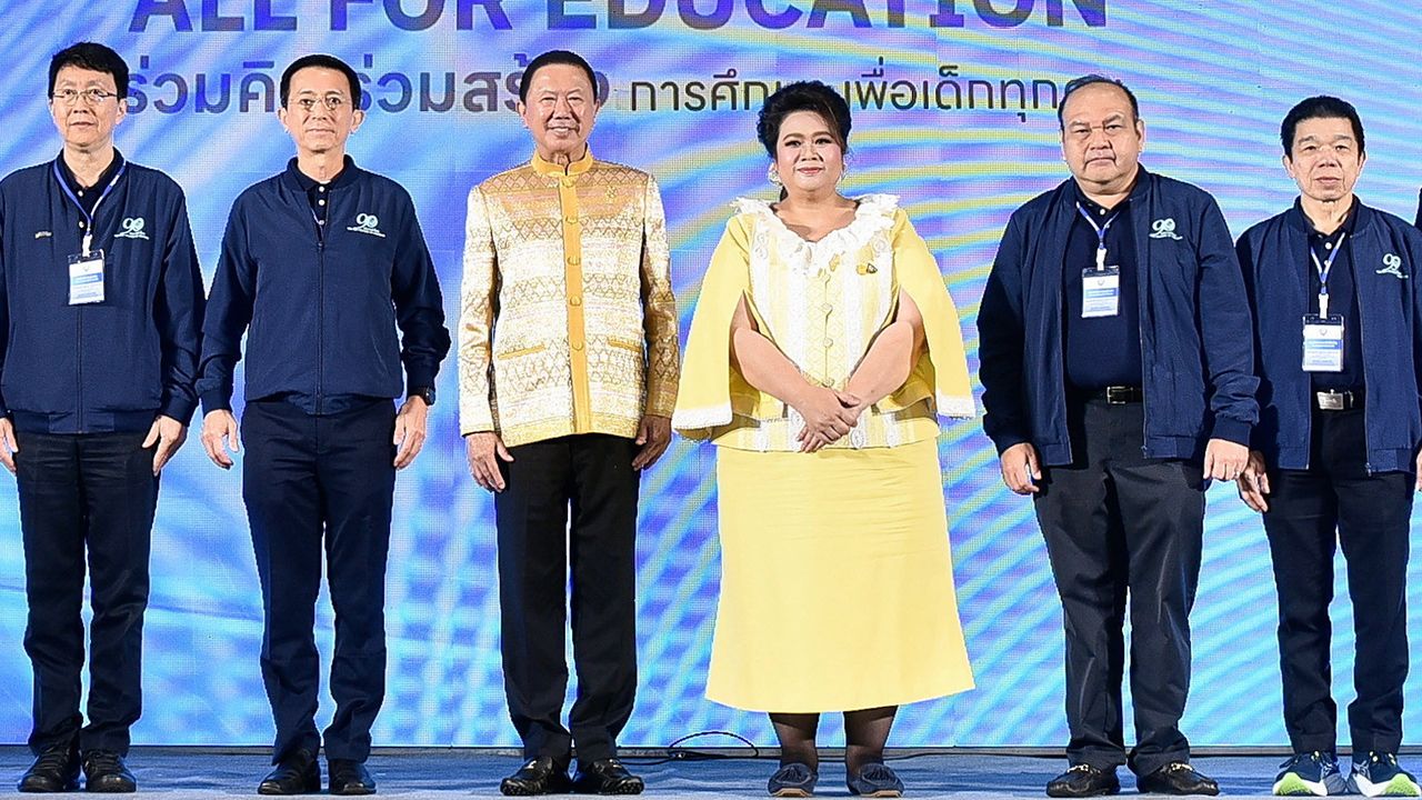 ร่วมพัฒนา - สนั่น อังอุบลกุล ให้การต้อนรับ ศุภมาส อิศรภักดี รมว.อว. ในโอกาสมาปาฐกถาเรื่องการลงทุนพัฒนาทุนมนุษย์เพื่อการพัฒนาที่ยั่งยืนของประเทศไทย ในงานสัมมนาหอการค้า 5 ภาคของหอการค้าไทย โดยมี ธวัชชัย เศรษฐจินดา มาร่วมงานด้วย ที่โรงแรมโกลเด้น ทิวลิป วันก่อน.