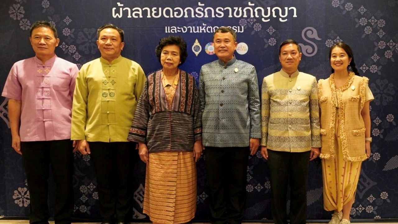 ประกวดผ้า สุทธิพงษ์ จุลเจริญ ปลัดกระทรวงมหาดไทย เปิดการประกวดผ้าลายพระราชทาน “ผ้าลายดอกรักราชกัญญา” และงานหัตถกรรมภาคเหนือ โดยมี ดร.วันดี กุญชรยาคง จุลเจริญ และ อรรษิษฐ์ สัมพันธรัตน์ มาร่วมงานด้วย ที่โรงแรมมีเลีย จ.เชียงใหม่ วันก่อน.