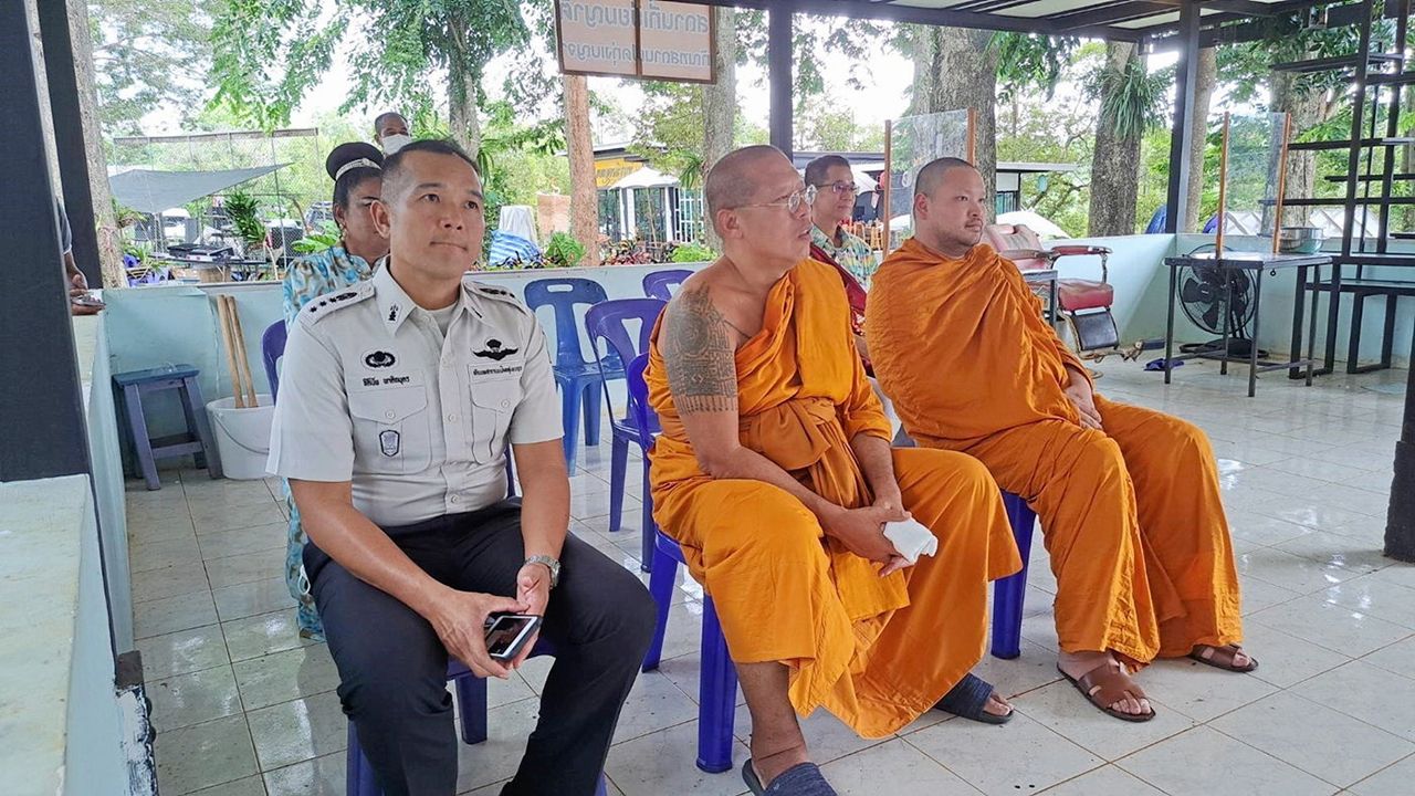 พระครูปลัดสิทธิวัฒน์ หรือ หลวงพี่น้ำฝน เจ้าอาวาสวัดไผ่ล้อม จ.นครปฐม จัดโครงการ “กลับตัว กลับใจ ทำดีเข้าไว้” ร่วมกับ นายธิตินัย พาติกบุตร ผอ.ทัณฑสถานเปิดทุ่งเบญจา อ.ท่าใหม่ จ.จันทบุรี ให้ความรู้และสร้างอาชีพแก่ผู้ต้องขังก่อนกลับคืนสู่อิสรภาพ.