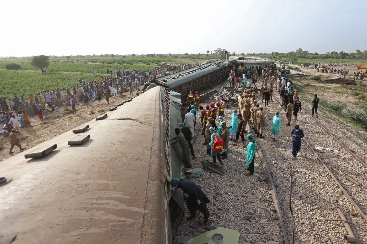 เกิดอุบัติเหตุรถไฟโดยสารในปากีสถาน ตกรางใกล้สถานีเมืองนาวาบชาห์ ทางภาคใต้ของปากีสถาน เป็นเหตุให้มีผู้เสียชีวิตอย่างน้อย 25 ศพ บาดเจ็บกว่า 80 ราย