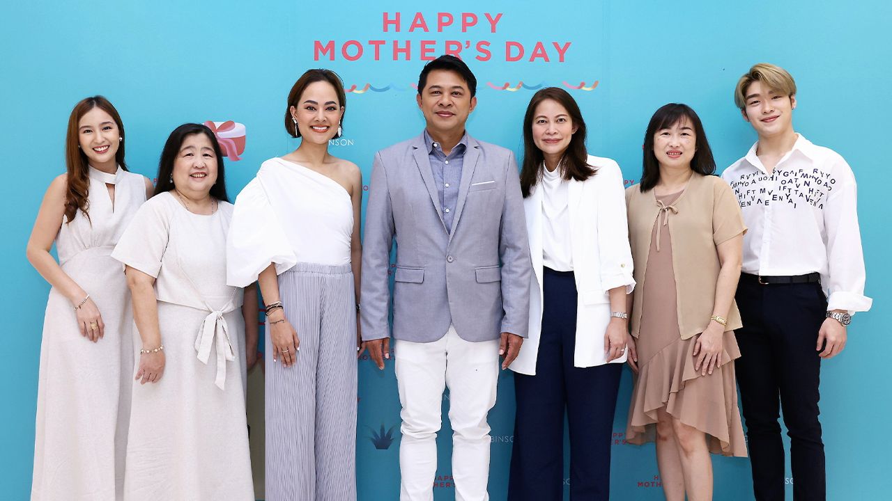 วันของแม่  -  นพดล พลายระหาญ และ ตรีรนันท์ ลีฬหาวงศ์ จัดแคมเปญ “ROBINSON HAPPY MOTHER’S DAY” ต้อนรับเทศกาลวันแม่ พร้อมโปรโมชันสุดพิเศษ จัดถึง 13 ส.ค. โดยมี ชนัญญา–วันทนี แสนเดช และ ชญานนท์–จิรพร พฤกษากร มาร่วมงานด้วย ที่โรบินสัน พระราม 9 วันก่อน.