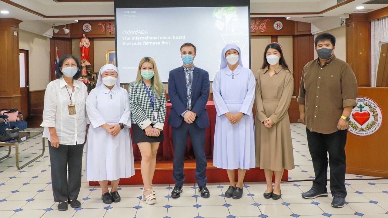 พัฒนา ซิสเตอร์ ดร.สุรีย์พร ระดมกิจ, ซิสเตอร์สุนันทา สถาพรวลัยรัตน์ และ โทมัส กัลวิน ร่วมลงนามการนำหลักสูตร Oxford International Curriculum มาช่วยพัฒนาการเรียนการสอนในโรงเรียน โดยมี กฤติกา หลักเจริญ มาร่วมในพิธีด้วย ที่โรงเรียนพระหฤทัยคอนแวนต์ วันก่อน.