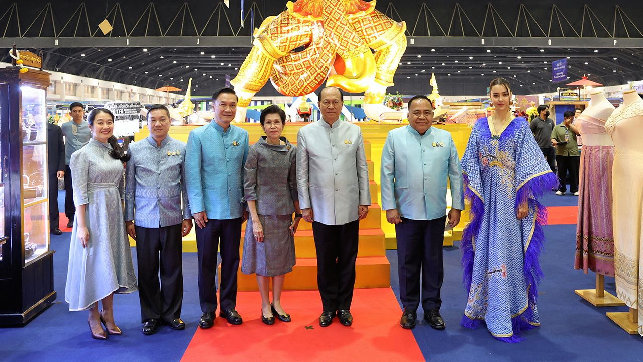 โอทอป พล.อ.อนุพงษ์ เผ่าจินดา รมว.มหาดไทย เปิดงาน “ศิลปาชีพประทีปไทย OTOP หลอมดวงใจ ด้วยพระบารมี” จัดถึง 20 ส.ค. โดยมี ท่านผู้หญิงกอบกุล อุบลเดชประชารักษ์, ทรงศักดิ์ ทองศรี, นริศ ขำนุรักษ์ และ อรรษิษฐ์ สัมพันธรัตน์ มาร่วมงานด้วย ที่อิมแพ็ค เมืองทองธานี วันก่อน.