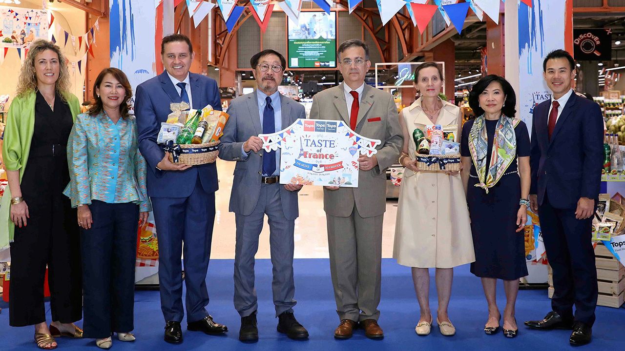 อาหารอร่อย ตีแยรี มาตู ทูตฝรั่งเศส เปิดงาน “Taste of France” เทศกาลอาหารฝรั่งเศสในโอกาสฉลองสัปดาห์แห่งวันชาติ จัดถึง 25 ก.ค. โดยมี สุทธิธรรม จิราธิวัฒน์, สุพัตรา จิราธิวัฒน์, สเตฟาน คูม และ ธนวัตร จิรจริยาเวช มาร่วมงานด้วย ที่ท็อปส์ ฟู้ด ฮอลล์ เซ็นทรัลเวิลด์ วันก่อน.