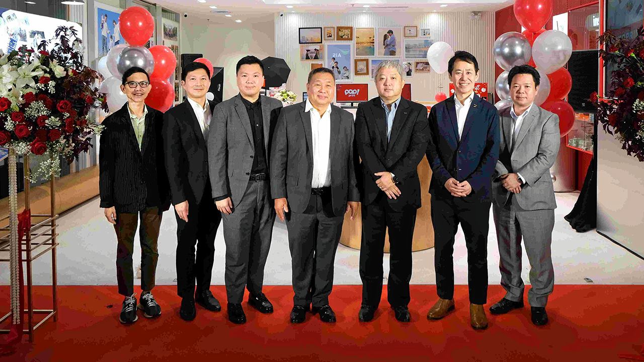 ครบวงจร - ชาญ เธียรกาญจนวงศ์ และ ฮารุโตะ อิวาตะ เปิด “POP PRINT” One-Stop Printing Center ศูนย์รวมบริการพิมพ์ภาพครบวงจรรูปแบบใหม่ โดยมี ไนโตะ มาซาสึกุ, ชิตชัย เธียรกาญจนวงศ์ และ พรเทพ อรรถกิจไพศาล มาร่วมงานด้วย ที่เซ็นทรัล เชียงใหม่ วันก่อน.